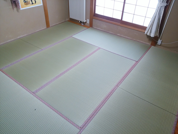 ピンクの縁を使用した畳