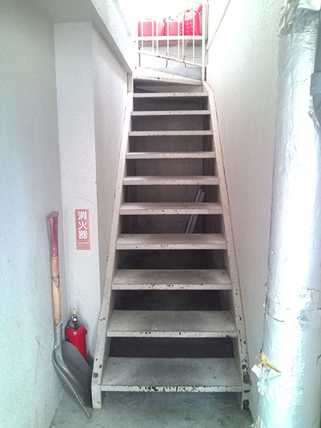 施工前の鉄骨階段