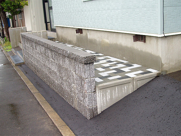 修復されたブロック塀