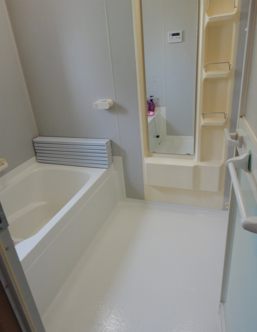 床と浴槽の塗装後の浴室