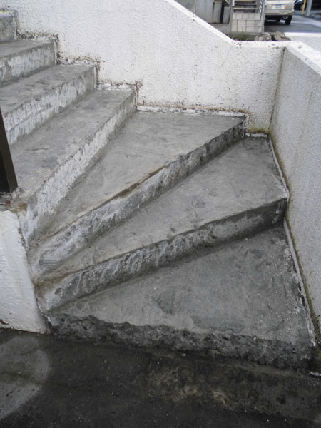 タイル剥がし後の階段