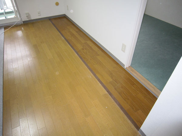 居間側の床