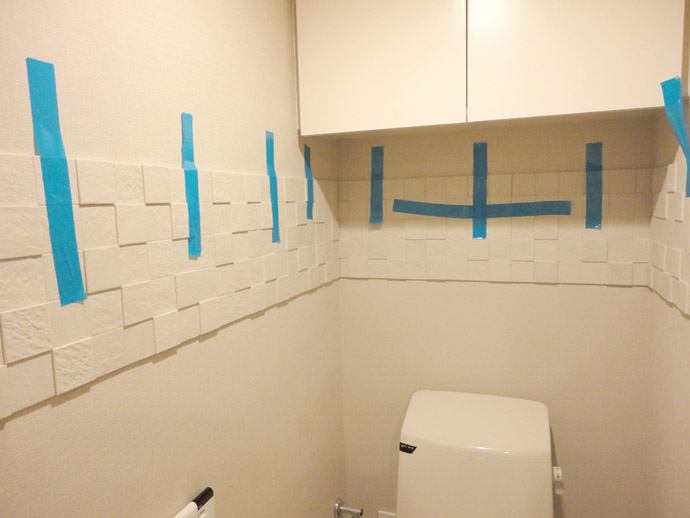 トイレにエコカラットで帯状のデザインをつけました