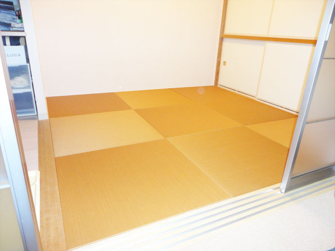 交換したブラウンの畳が美しい和室