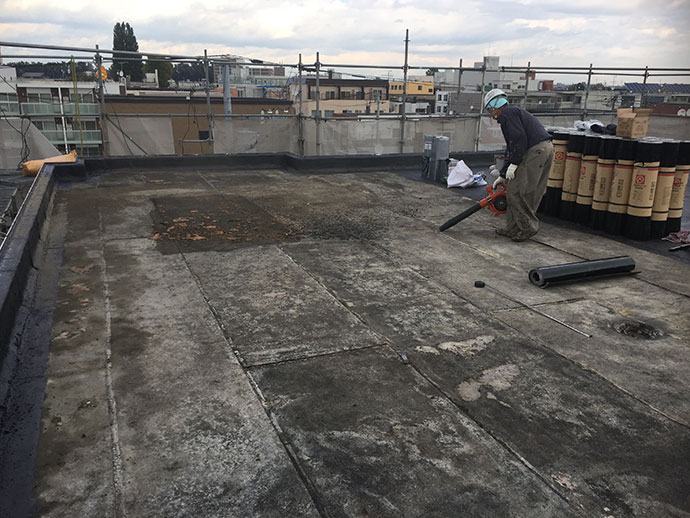 防水シート施工中