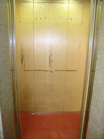シートを貼る前のエレベータ