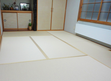 ダイケンの白茶の和紙畳で表替え後の和室