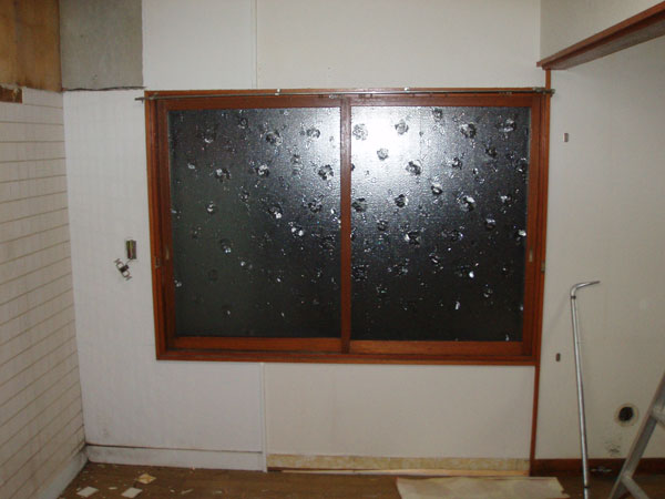 施工前　キッチン奥の窓