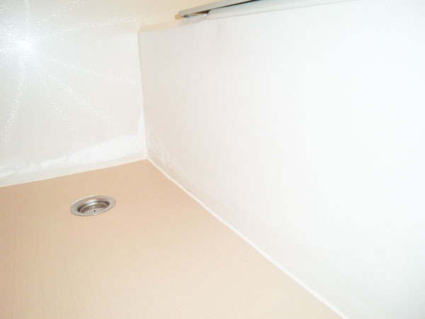 浴室リフォーム、お風呂の床と壁のシート貼り