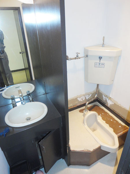 施工前の和式トイレと手洗い