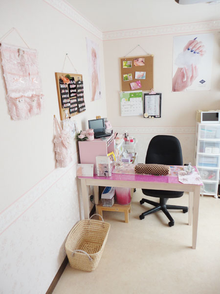 かわいらしく完成したピンクのクロスの施術室