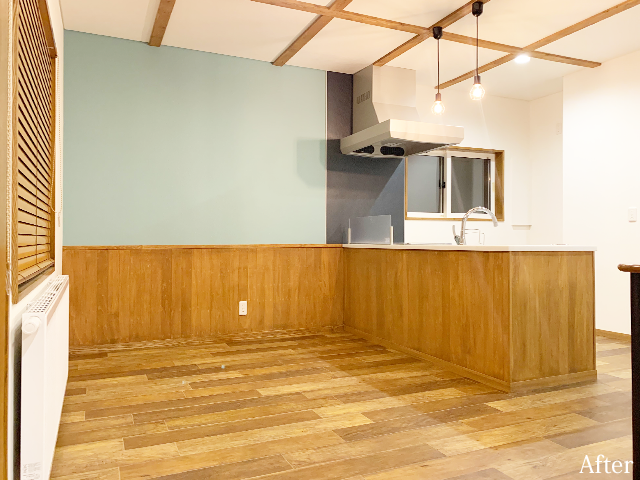 腰壁からキッチンにかけて美しく張られた木板