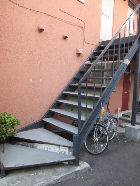 施工前のアパート鉄骨階段の様子