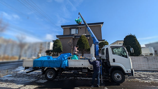 クレーンで部材つり上げ