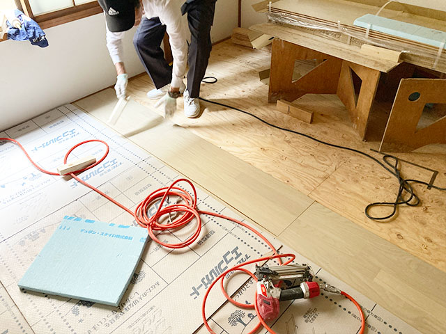 フローリング施工中
