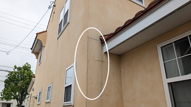 クラックが入った外壁