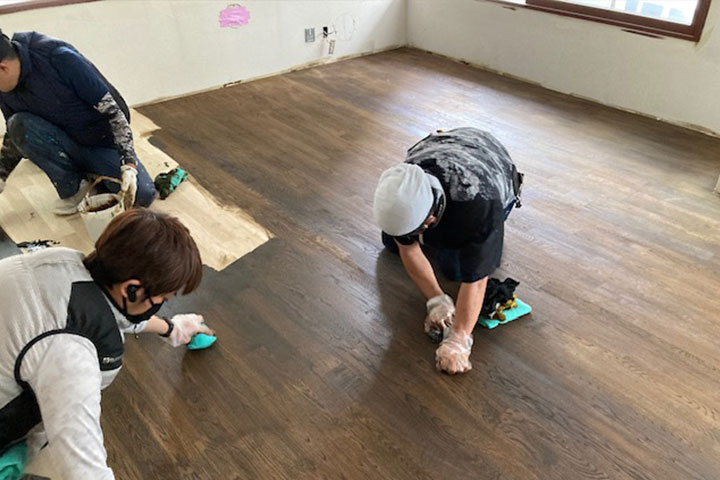 ダンススタジオ床フローリング塗装中