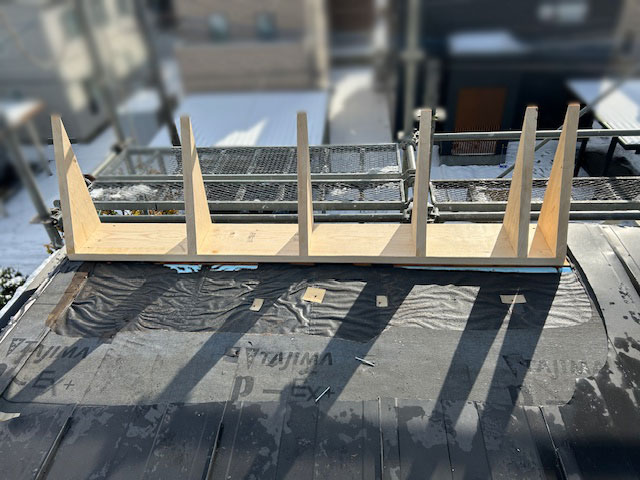 雪庇止め施工中 土台設置