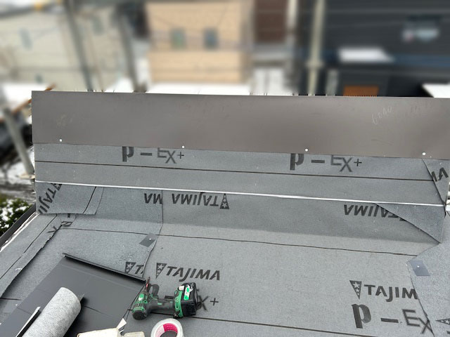 雪庇止め施工中 下地材施工後