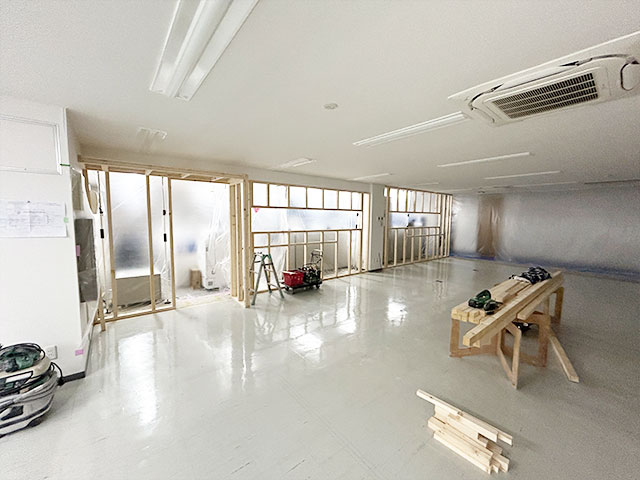 間仕切り施工中