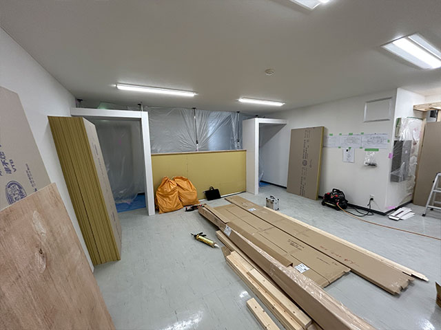 間仕切り施工中1
